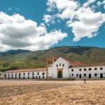 Plaza Central o plaza principal de Villa de Leyva, una de las más grandes de Colombia con 14 mil metros cuadrados de área. — Licencia Creative Commons Reconocimiento 4.0 Internacional. Algunos derechos reservados, 2014 por Fotur / Fotografía: Mario Carvajal (http://www.mariocarvajal.com). Usted puede usar esta foto gratuitamente según la licencia establecida en Fotur (http://www.fotur.org).