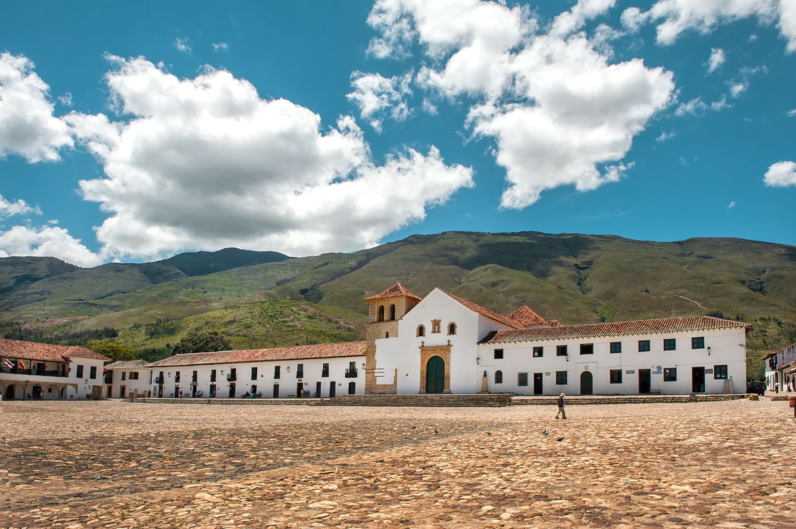 Plaza Central o plaza principal de Villa de Leyva, una de las más grandes de Colombia con 14 mil metros cuadrados de área. — Licencia Creative Commons Reconocimiento 4.0 Internacional. Algunos derechos reservados, 2014 por Fotur / Fotografía: Mario Carvajal (http://www.mariocarvajal.com). Usted puede usar esta foto gratuitamente según la licencia establecida en Fotur (http://www.fotur.org).